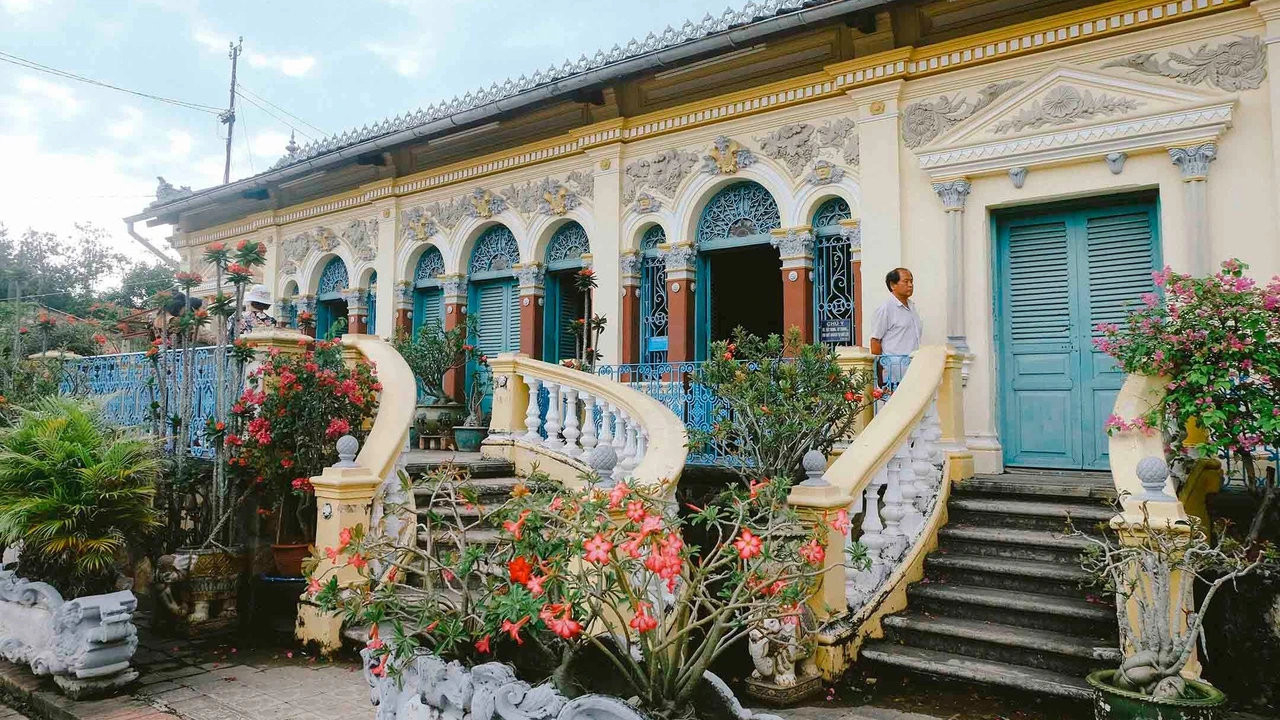 Thuê xe Sài Gòn đi Cần Thơ - Có Tài xế, An toàn, Tiện Lợi, Giá Tốt